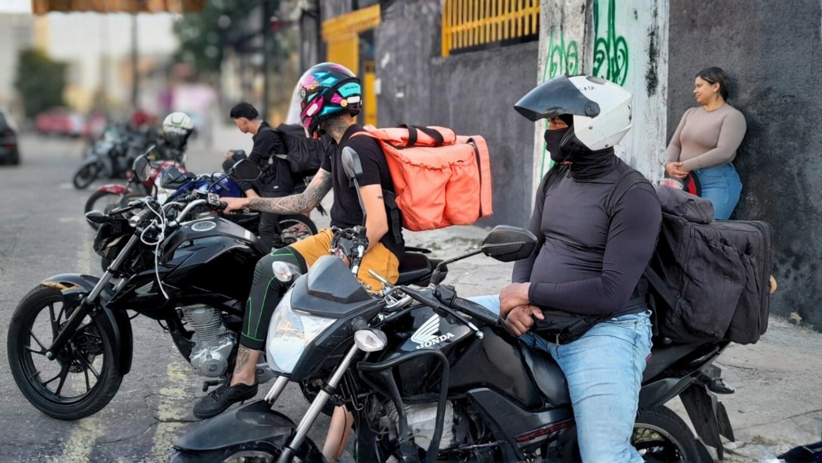 motociclistas parados